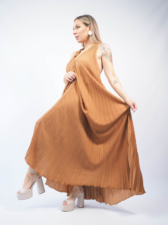 O nosso vestido comprido plissado é perfeito para as mulheres que procuram estar na moda, com elegância e praticidade.