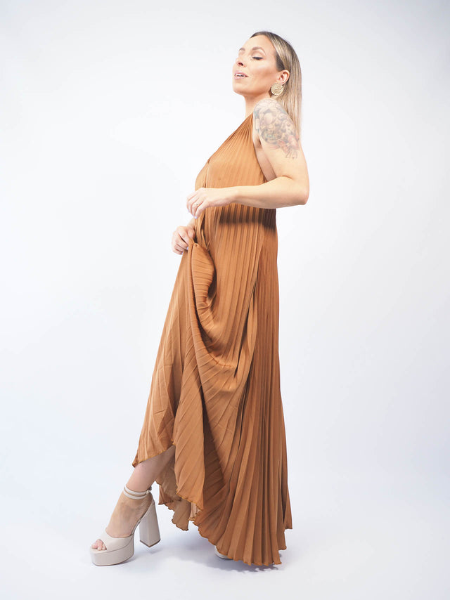 Vestido com decote em bico, com forro, é um charme a mais, e o elástico nas costas oferece um ajuste perfeito ao corpo, garantindo ainda mais conforto.