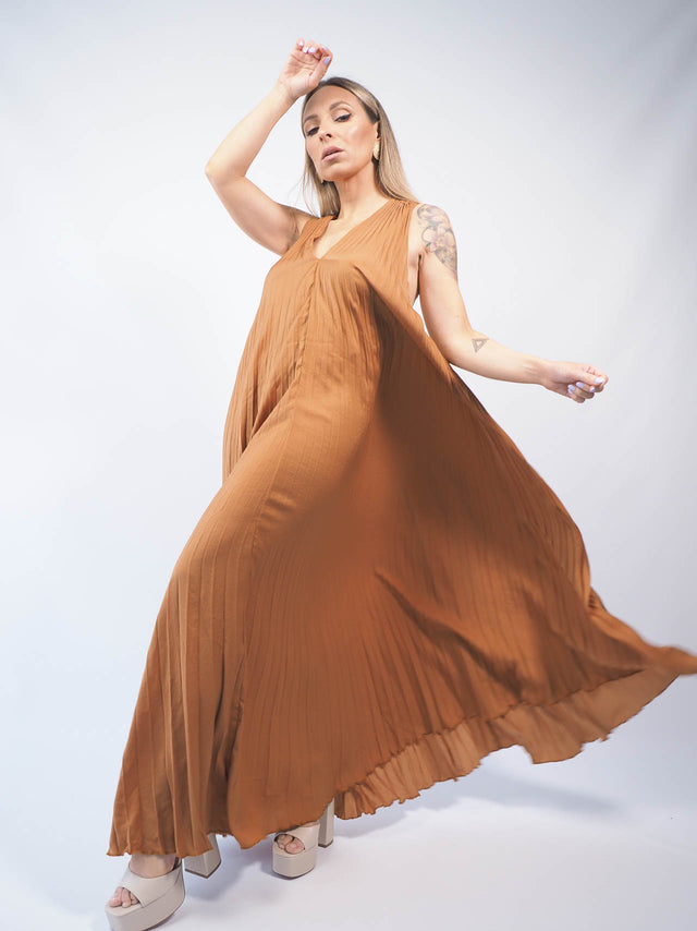 Vestido de cerimónia plissado.