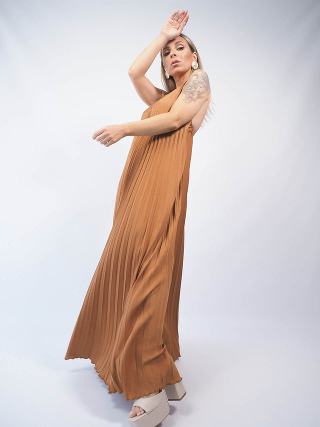 Vestido com um tecido fluido, é leve e confortável, permitindo que te movimentes livremente sem perderes o estilo.