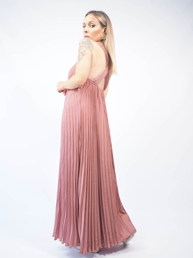 O nosso vestido comprido plissado é perfeito para as mulheres que procuram estar na moda, com elegância e praticidade.