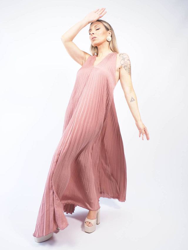 Vestido de cerimónia plissado.