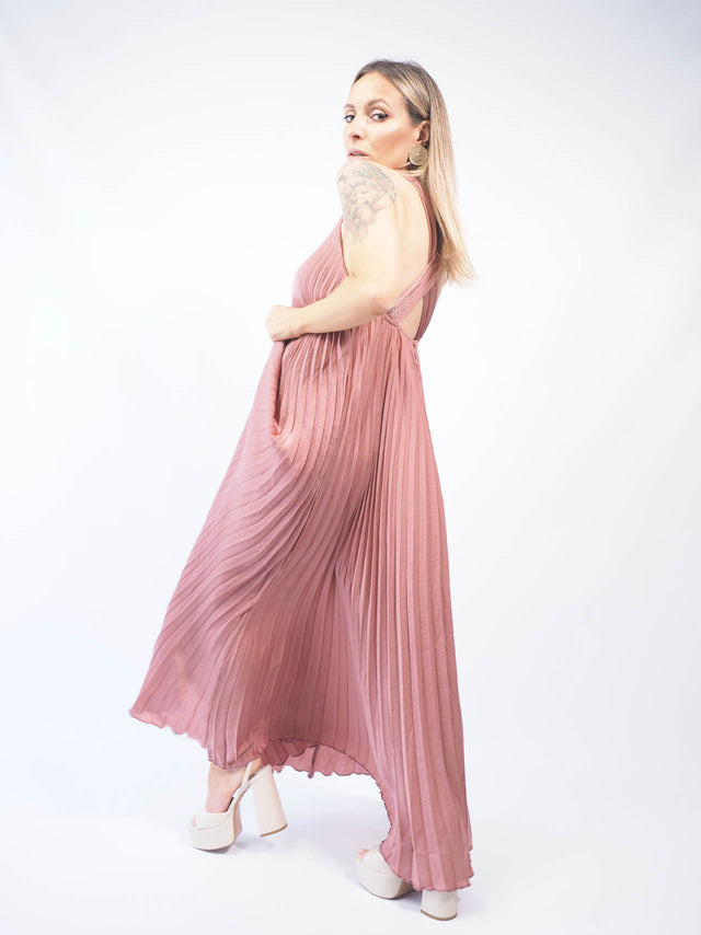 Um design incrivelmente moderno, este vestido de festa é uma peça única.