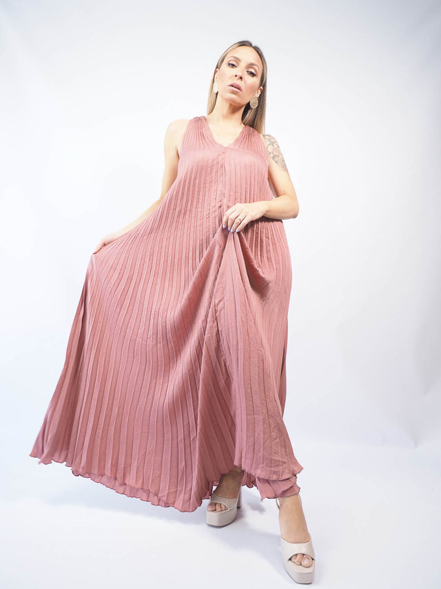 Vestido com um tecido fluido, é leve e confortável, permitindo que te movimentes livremente sem perderes o estilo.