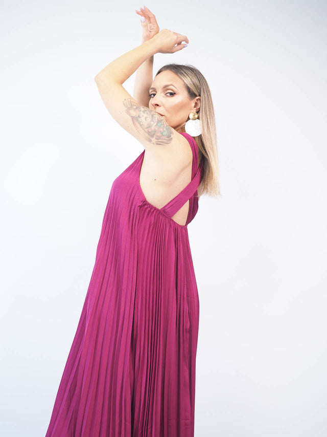 O destaque deste vestido de cerimónia fica por conta das costas cruzadas, um detalhe que traz um toque de sensualidade ao look sem exagerar.