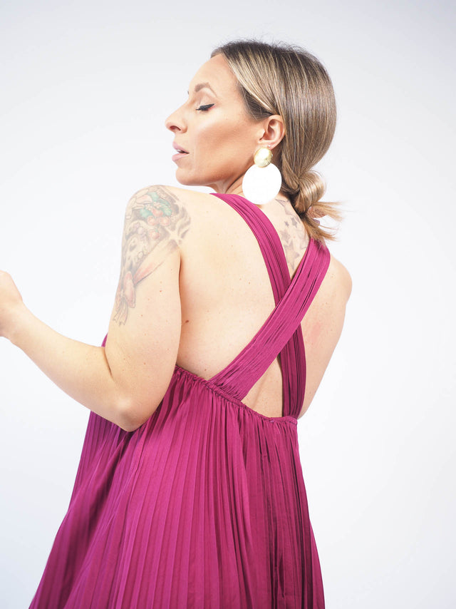 Pormenor cruzado de vestido, visto de trás.