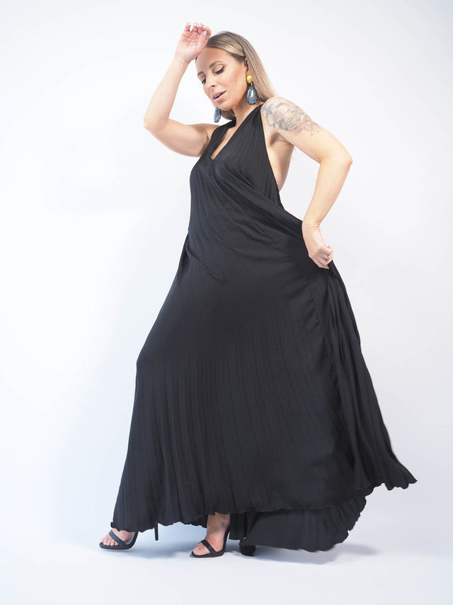 Vestido com um tecido fluido, é leve e confortável, permitindo que te movimentes livremente sem perderes o estilo.