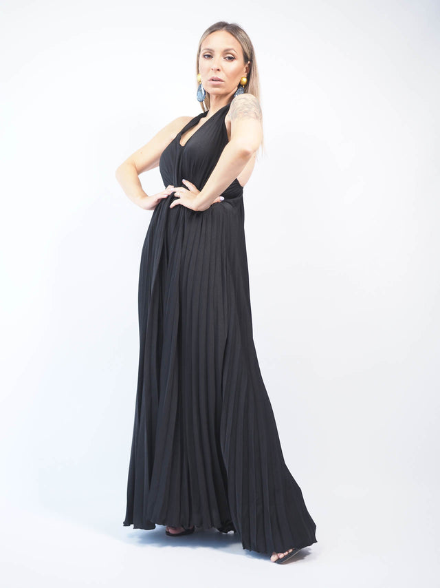O destaque deste vestido de cerimónia fica por conta das costas cruzadas, um detalhe que traz um toque de sensualidade ao look sem exagerar.