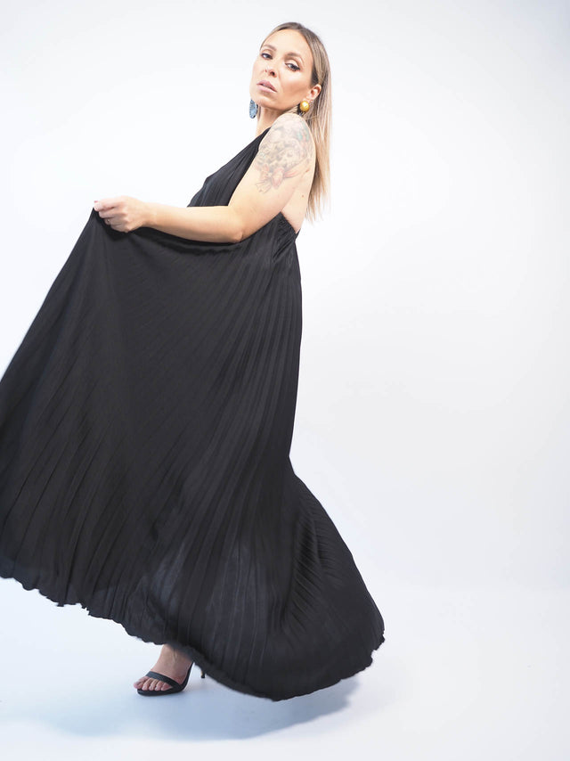 O nosso vestido comprido plissado é perfeito para as mulheres que procuram estar na moda, com elegância e praticidade.