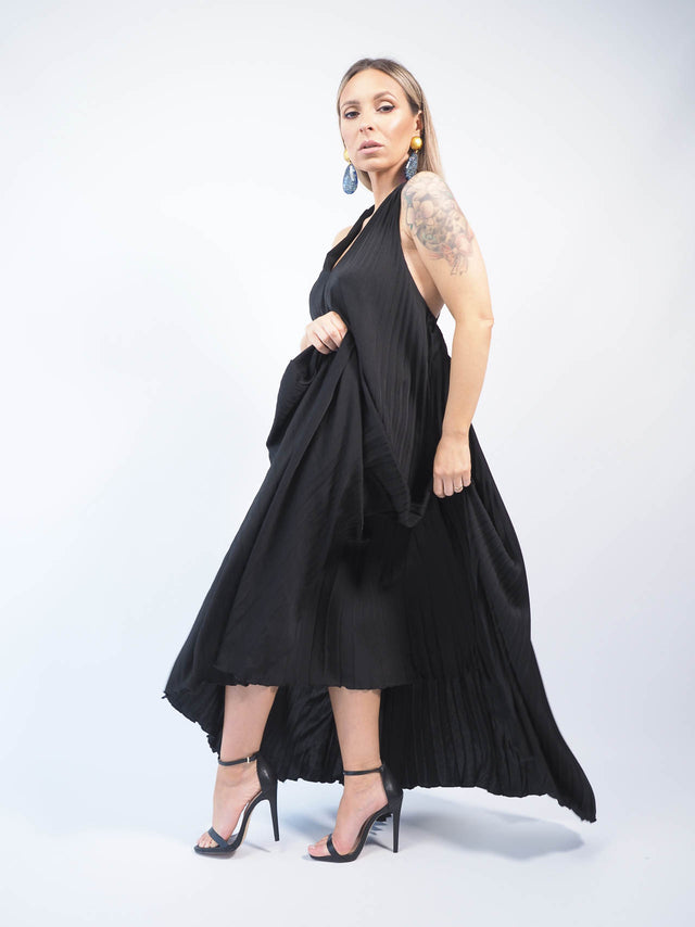 Um design incrivelmente moderno, este vestido de festa é uma peça única.