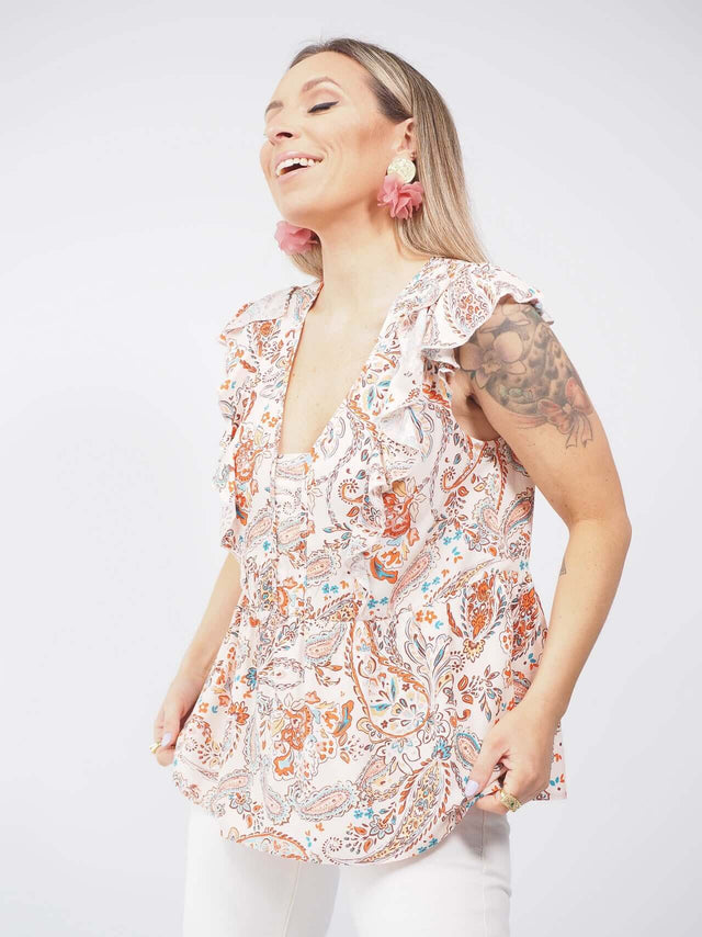 Temos uma blusa estampada de manga cava e folho que é perfeita para atualizar o teu guarda-roupa com as últimas tendências da moda.