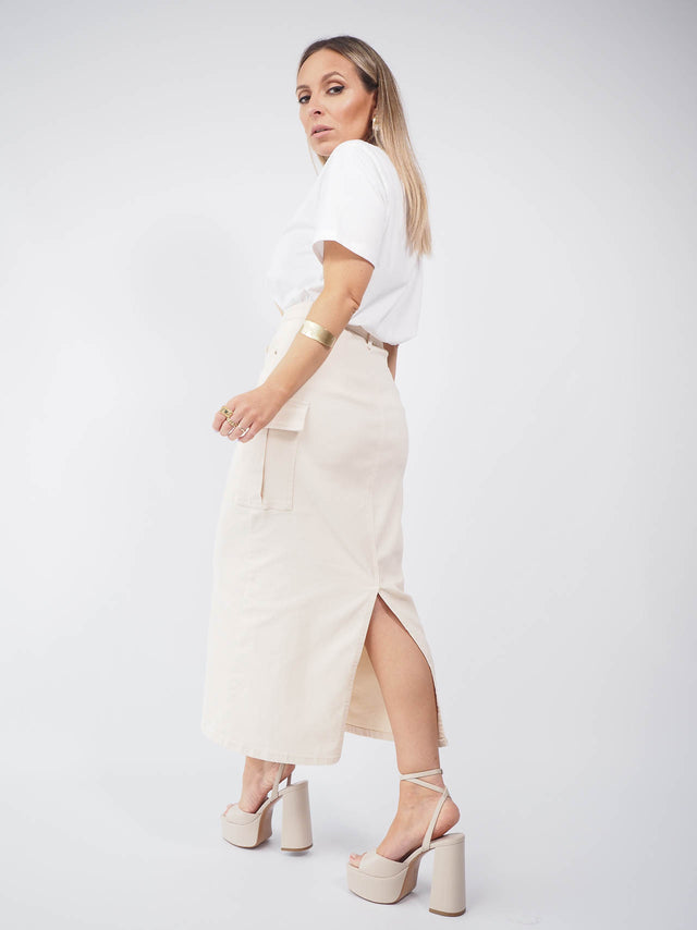 Saia midi cargo, em look total com pormenor visto de trás.