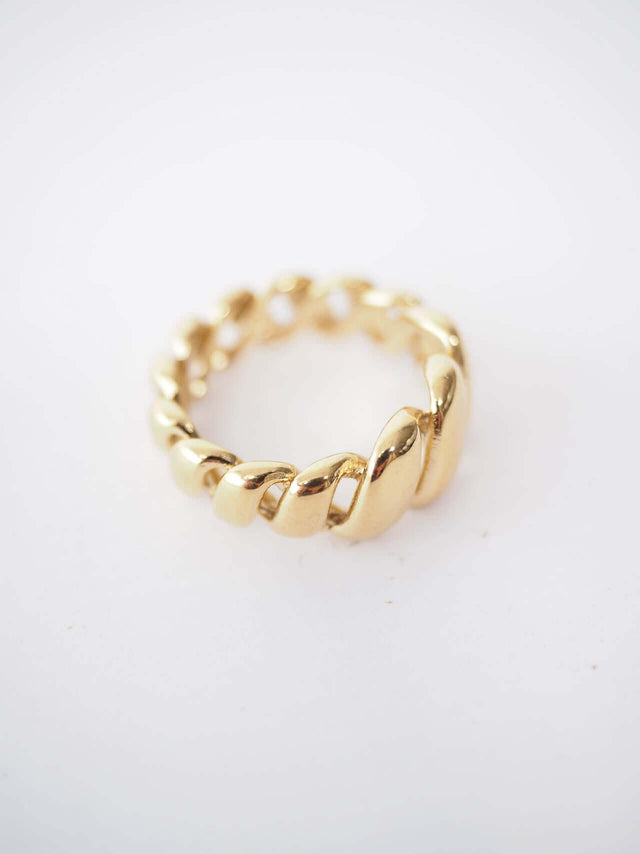 Se procuras um anel de mulher com um design único e sofisticado, o anel entrançado dourado é uma excelente escolha.