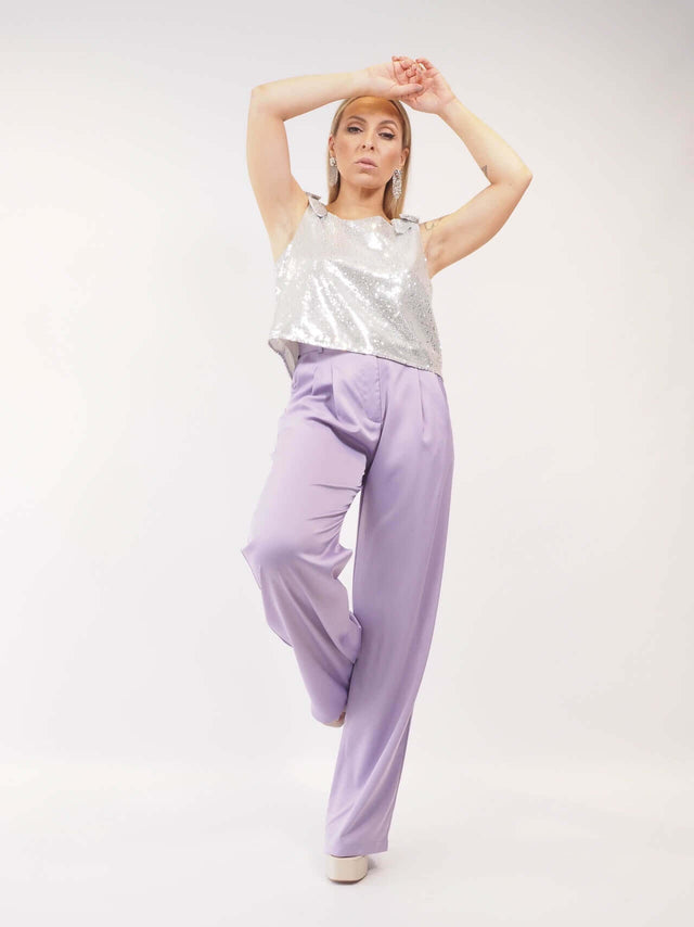 Calças pantalonas em cetim lilás de cinta alta para senhora.