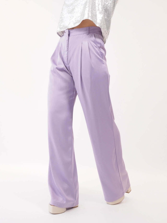 Calças pantalonas em cetim.