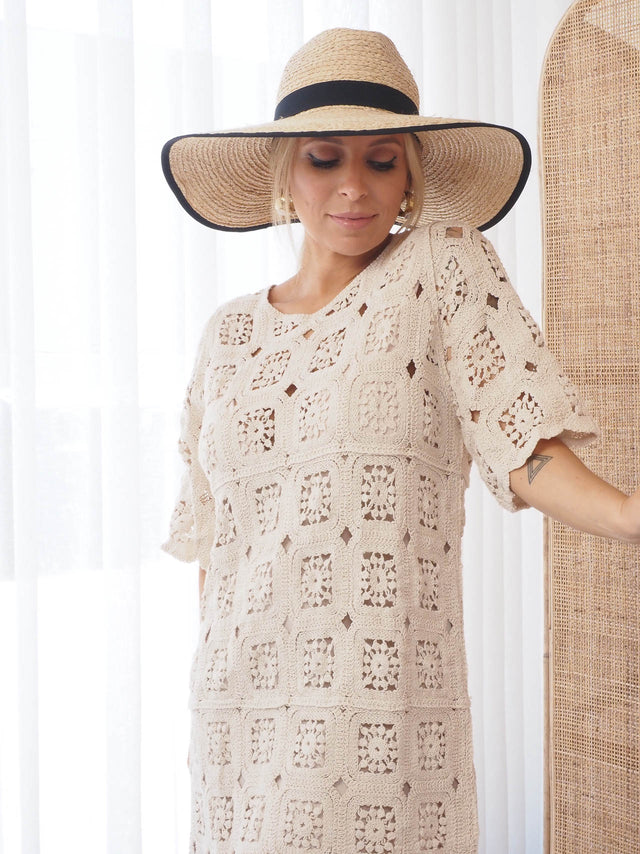 Vestido em crochet, perfurado curto.