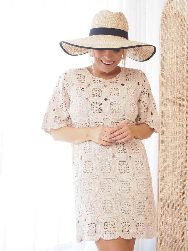 Vestido em crochet, sem forro combinado com chapéu de verão em palha.