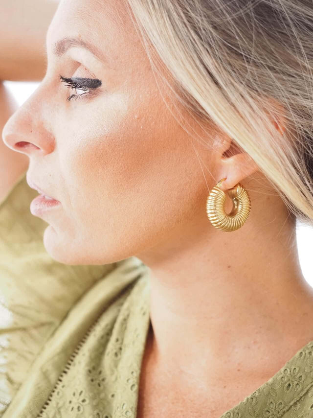 Acessórios: Argolas Texturadas em Dourado - Black Peach® Color: dourado Size: TU | Outono / Inverno 2022