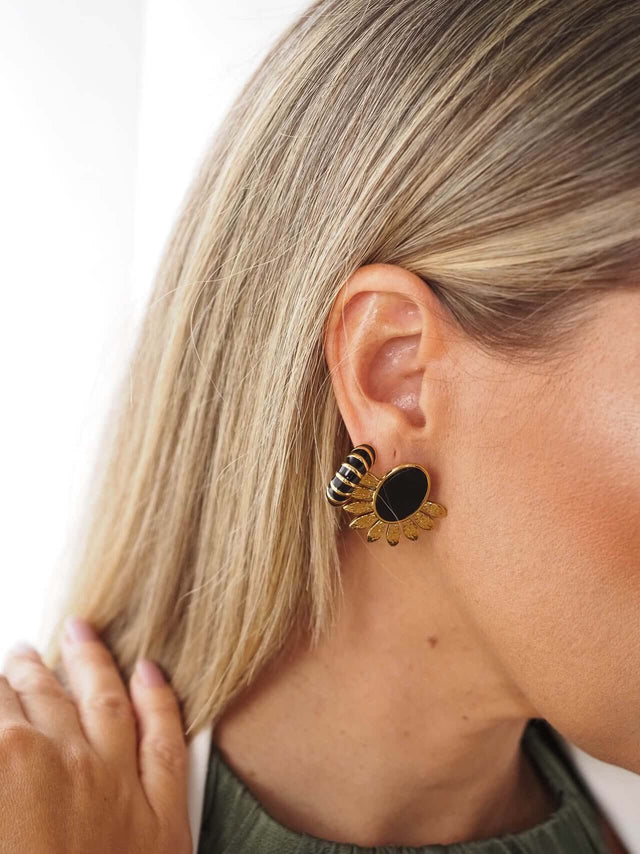 Acessórios: Brincos Madre Pérola com Mini Folhas - Black Peach® Color: dourado Size: TU | Outono / Inverno 2022