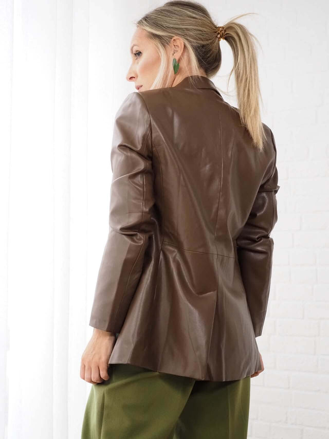 Blazers: Blazer Cintado em Ecopele para Mulher - Black Peach® Color: castanho, preto, camel Size: S, M, L | Outono / Inverno 2022