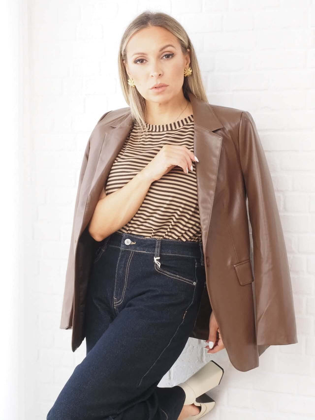 Blazers: Blazer Cintado em Ecopele para Mulher - Black Peach® Color: castanho Size: S | Outono / Inverno 2022