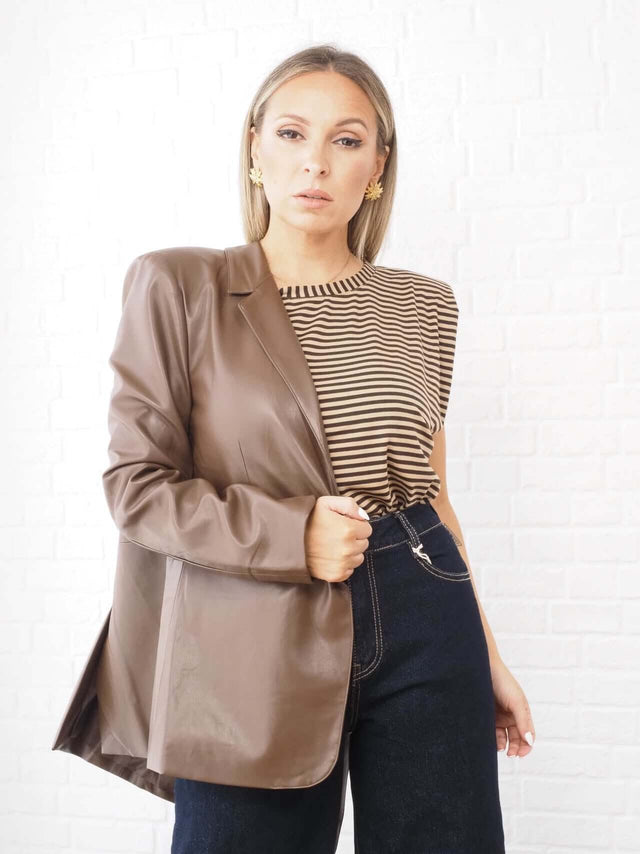Blazers: Blazer Cintado em Ecopele para Mulher - Black Peach® Color: castanho Size: M | Outono / Inverno 2022