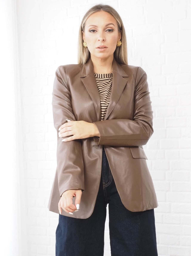 Blazers: Blazer Cintado em Ecopele para Mulher - Black Peach® Color: castanho Size: L | Outono / Inverno 2022