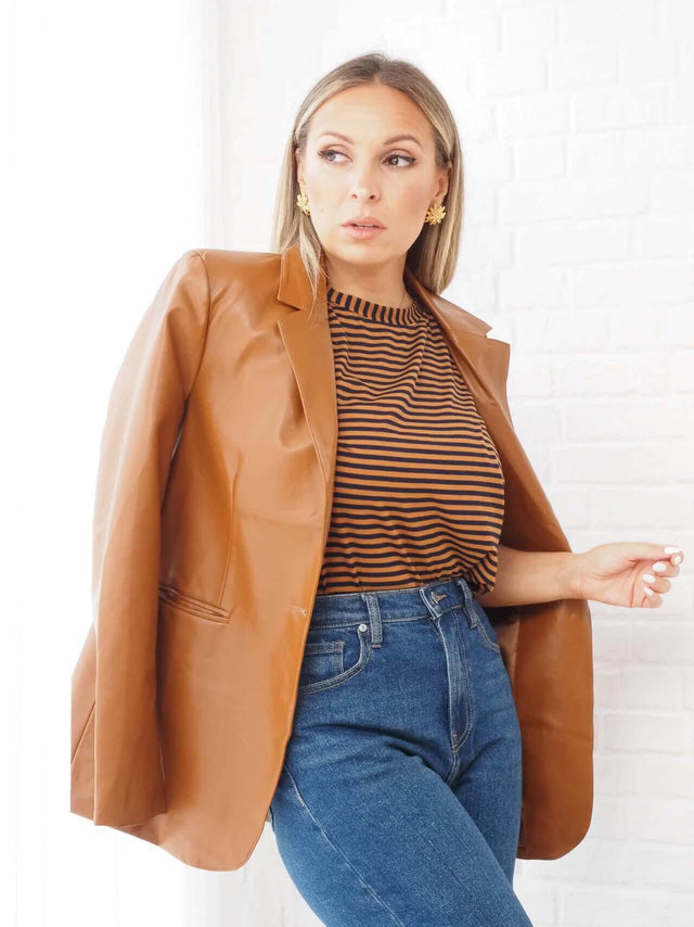 Blazers: Blazer Cintado em Ecopele para Mulher - Black Peach® Color: camel Size: L | Outono / Inverno 2022