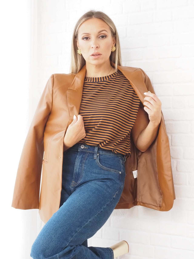 Blazers: Blazer Cintado em Ecopele para Mulher - Black Peach® Color: castanho, preto, camel Size: S, M, L | Outono / Inverno 2022