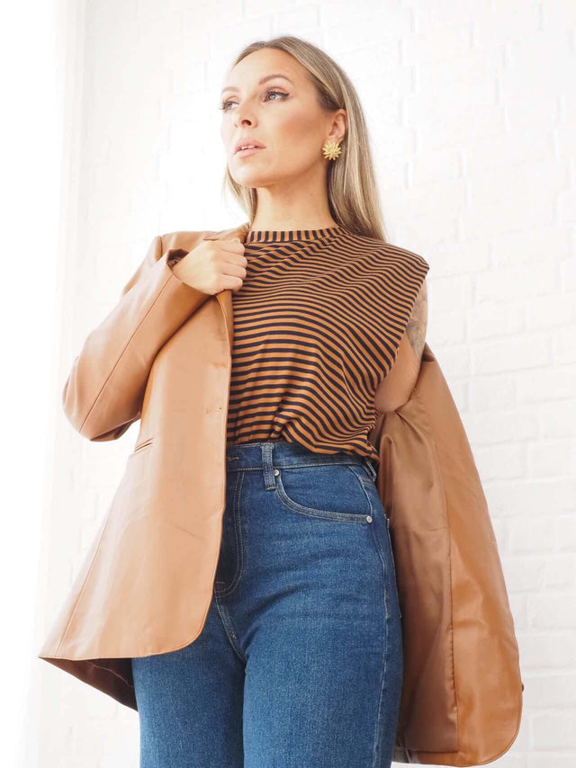 Blazers: Blazer Cintado em Ecopele para Mulher - Black Peach® Color: camel Size: M | Outono / Inverno 2022