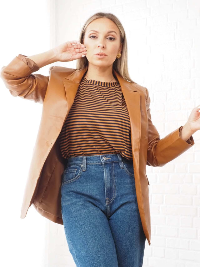 Blazers: Blazer Cintado em Ecopele para Mulher - Black Peach® Color: camel Size: S | Outono / Inverno 2022