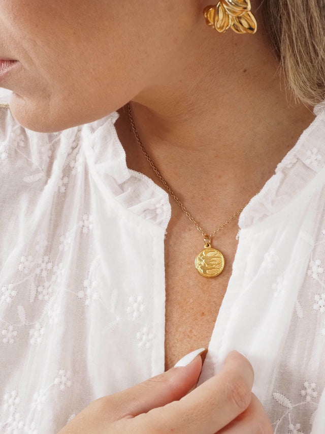 Acessórios: COLAR MEDALHA COM ANDORINHA Color: dourado Size: TU | Outono / Inverno 2022