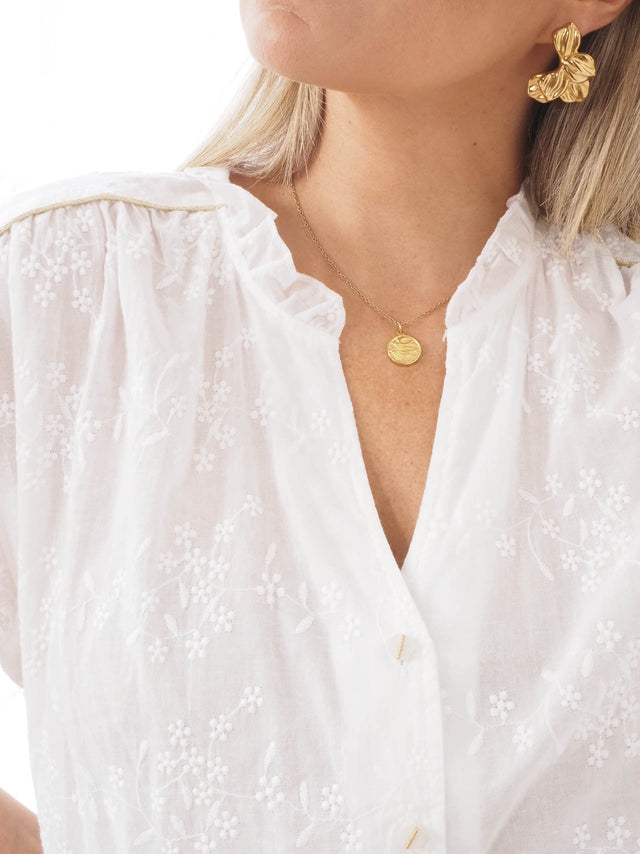 Acessórios: COLAR MEDALHA COM ANDORINHA Color: dourado Size: TU | Outono / Inverno 2022