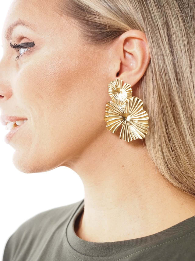 Acessórios: Brinco em Flor Dourado para Mulher - Black Peach® Color: dourado Size: TU | Outono / Inverno 2022