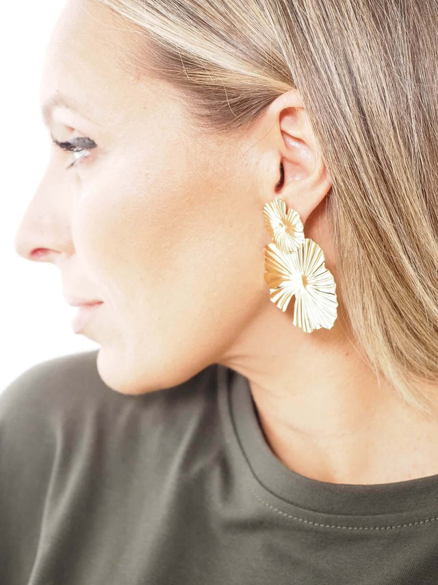 Acessórios: Brinco em Flor Dourado para Mulher - Black Peach® Color: dourado Size: TU | Outono / Inverno 2022