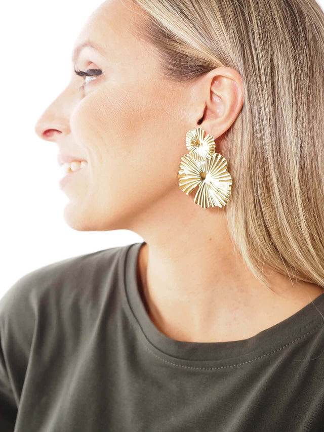 Acessórios: Brinco em Flor Dourado para Mulher - Black Peach® Color: dourado Size: TU | Outono / Inverno 2022