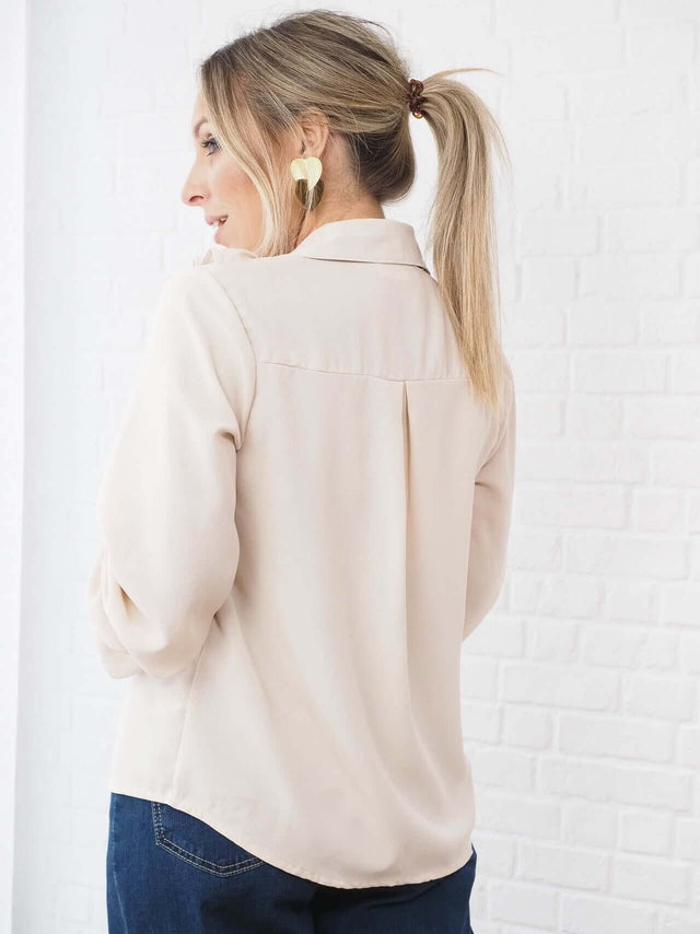 BLUSAS: Camisa com Folho para Senhora - Black Peach® Color: crú Size: S, M, L | Outono / Inverno 2022