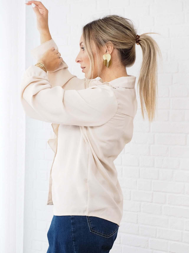 BLUSAS: Camisa com Folho para Senhora - Black Peach® Color: crú Size: S, M, L | Outono / Inverno 2022