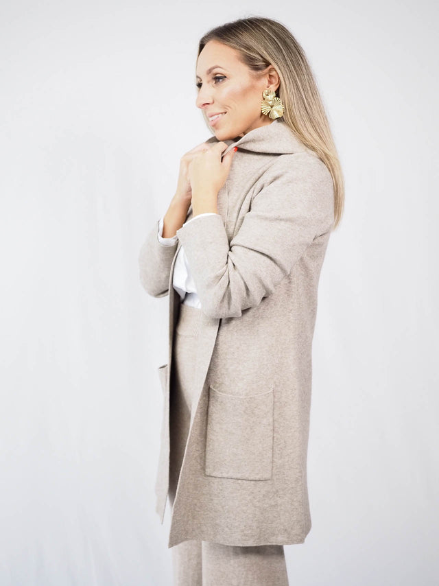 Casacos: CASACO DE MALHA COM CAPUZ E BOLSOS Color: taupe, crú, preto Size: TU | Outono / Inverno 2022