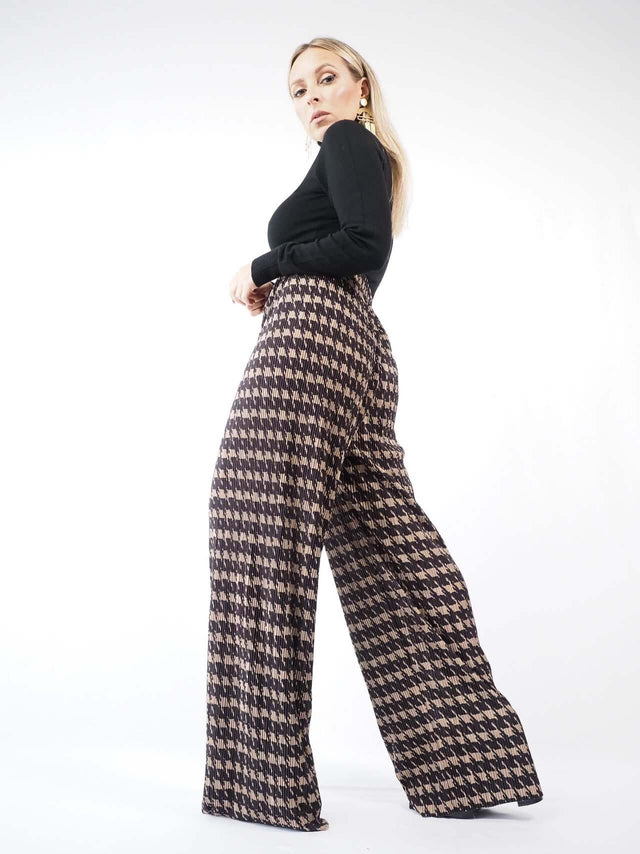 Calças pantalonas estampadas flúidas, com malhas e camisolões.
