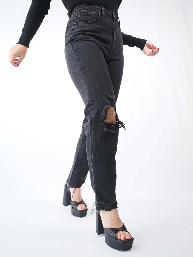 Mom fit jeans pretas. Look total preto.