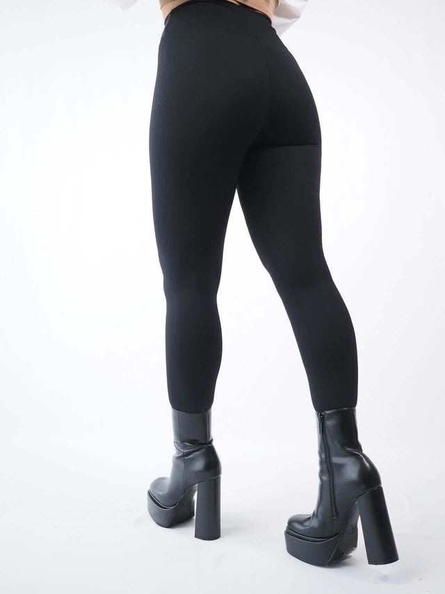 calças leggings push-up de cor preta para mulher, confortáveis.