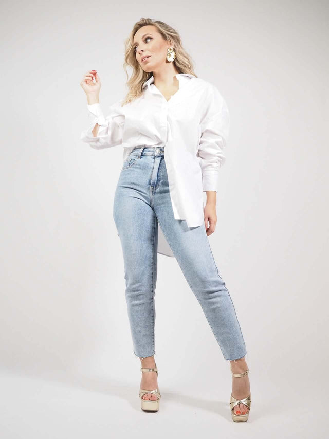 Conjunto de calças mom fit, combinadas com uma camisa básica branca comprida.