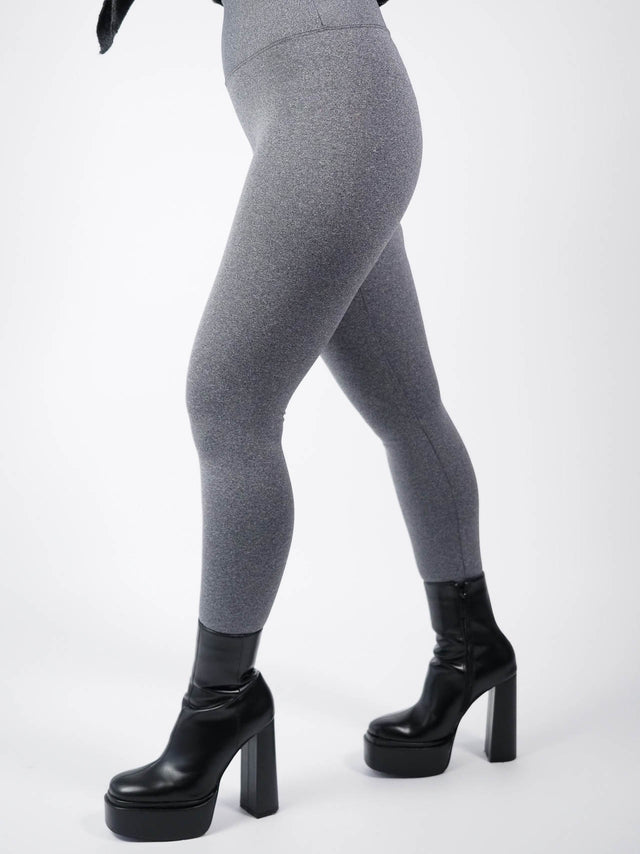 Leggings cinzentas, confortáveis e práticas.