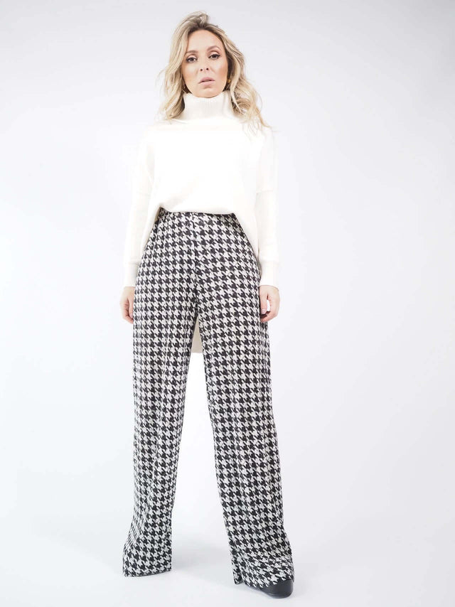 Calças pantalonas estampadas, combinado com malhas básicas