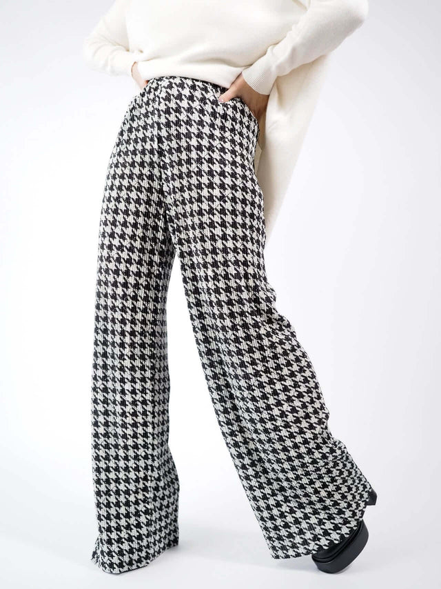 Calças pantalonas estampadas flúidas, com padrão.
