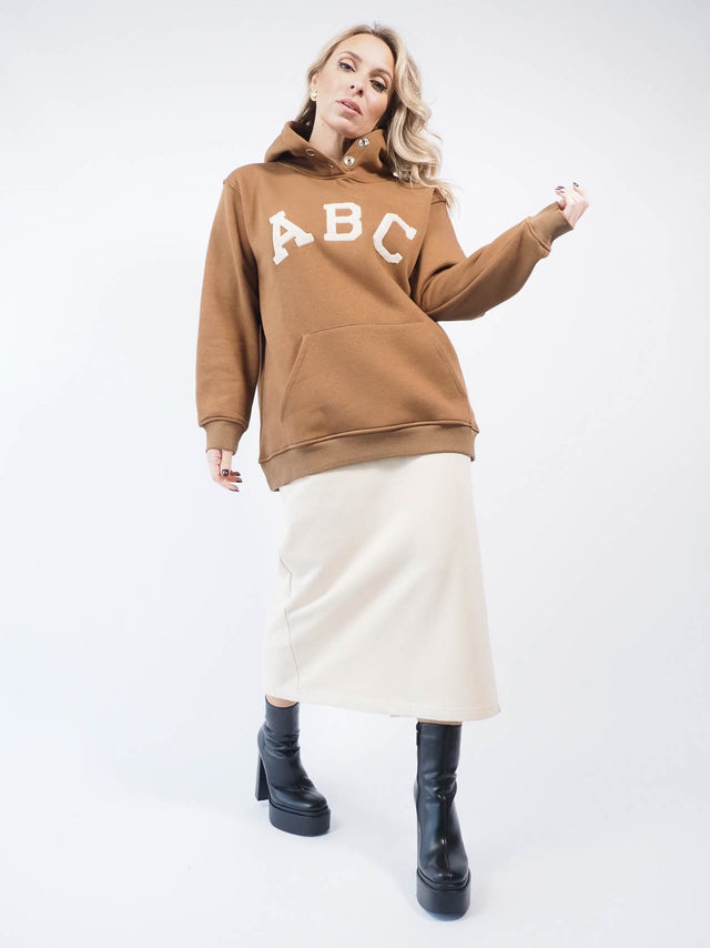 Look completo de sweatshirt com saia midi básica.