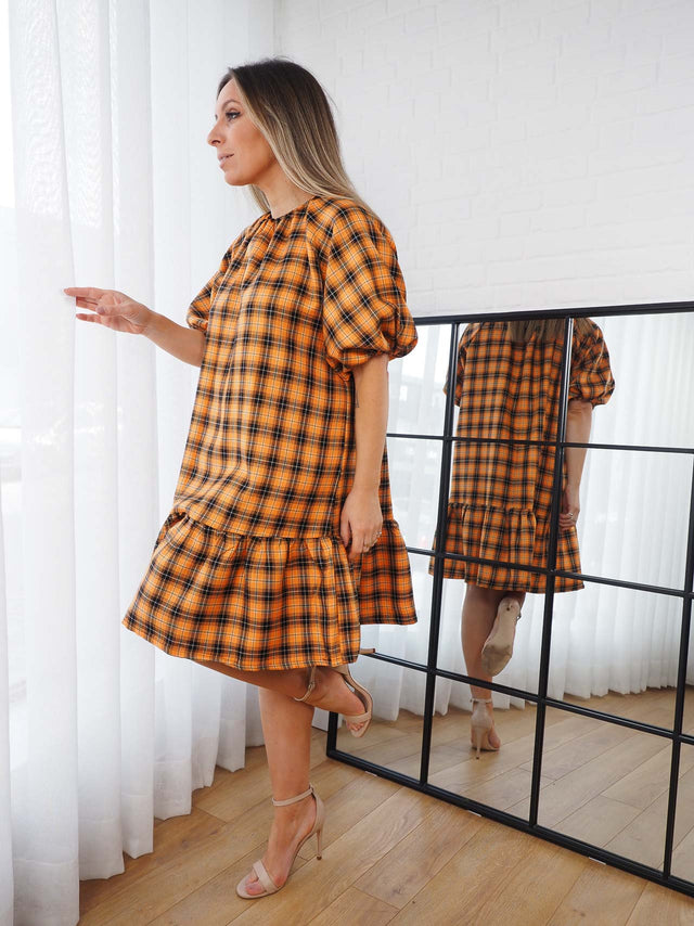 Vestidos: Vestido Curto aos Quadrados | Black Peach Color: laranja Size: S/M, M/L | Outono / Inverno 2022