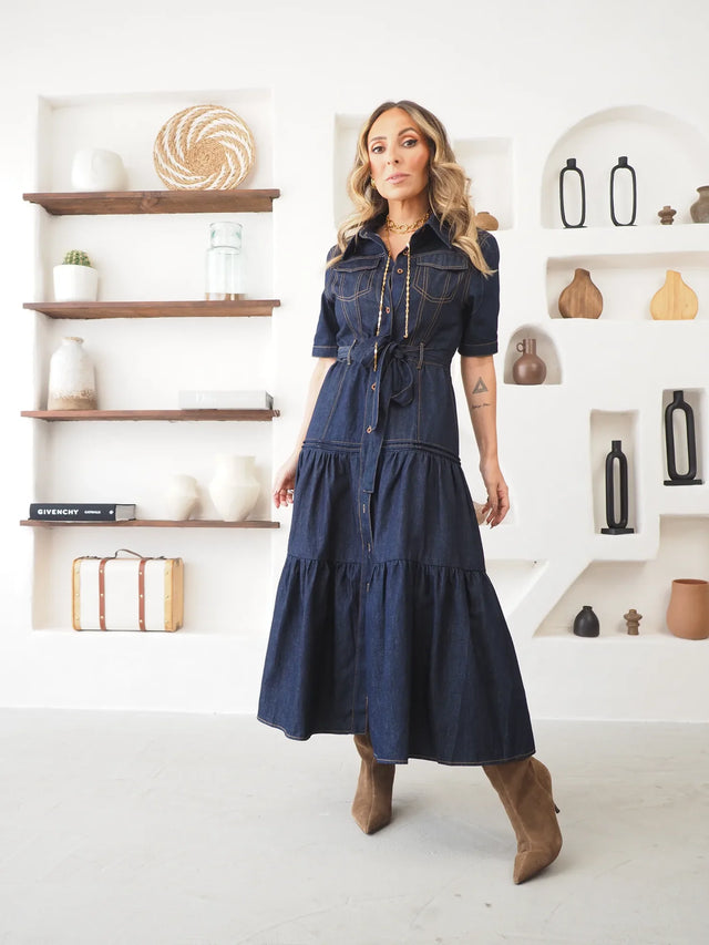 Para um look sofisticado e contemporâneo, os versáteis vestidos e macacões são indispensáveis no teu guarda-roupa, permitindo combinações elegantes e cheias de personalidade.