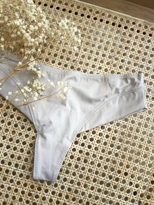 Cueca Asa Delta em microfibra em tom neutro, perfeita para conforto e estilo no dia a dia.
